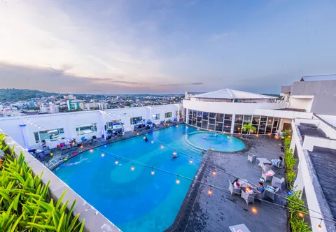 Grand Jatra Hotel Balikpapan dengan kolam renang rooftop dan fasilitas modern